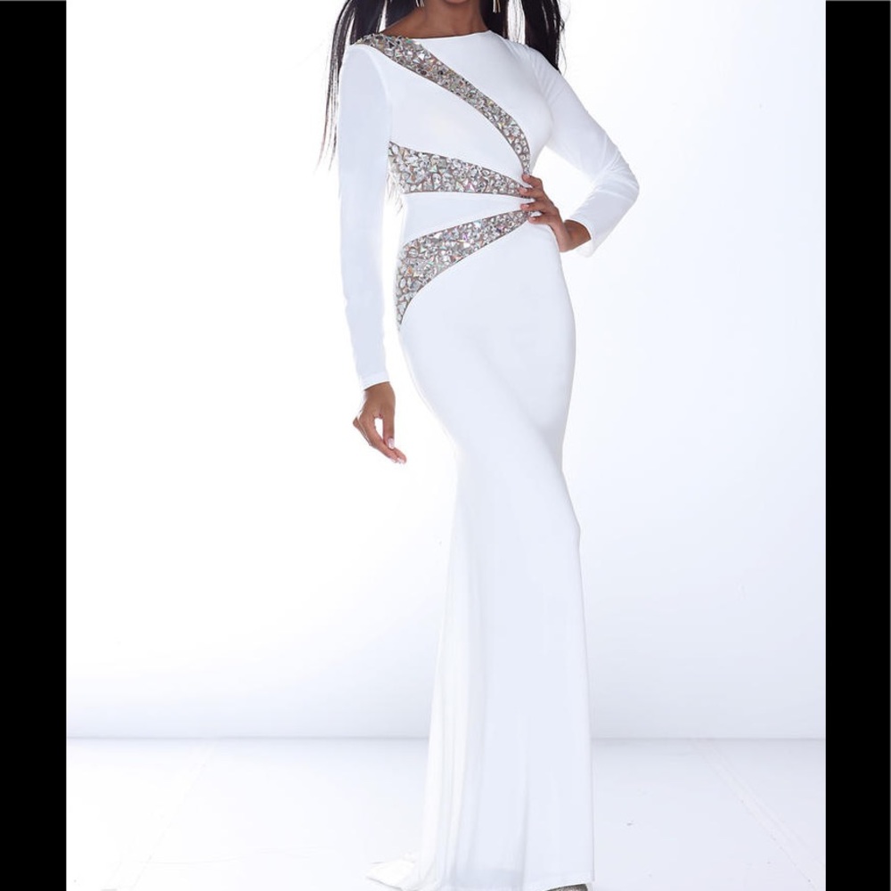 Chic and classy dress in black